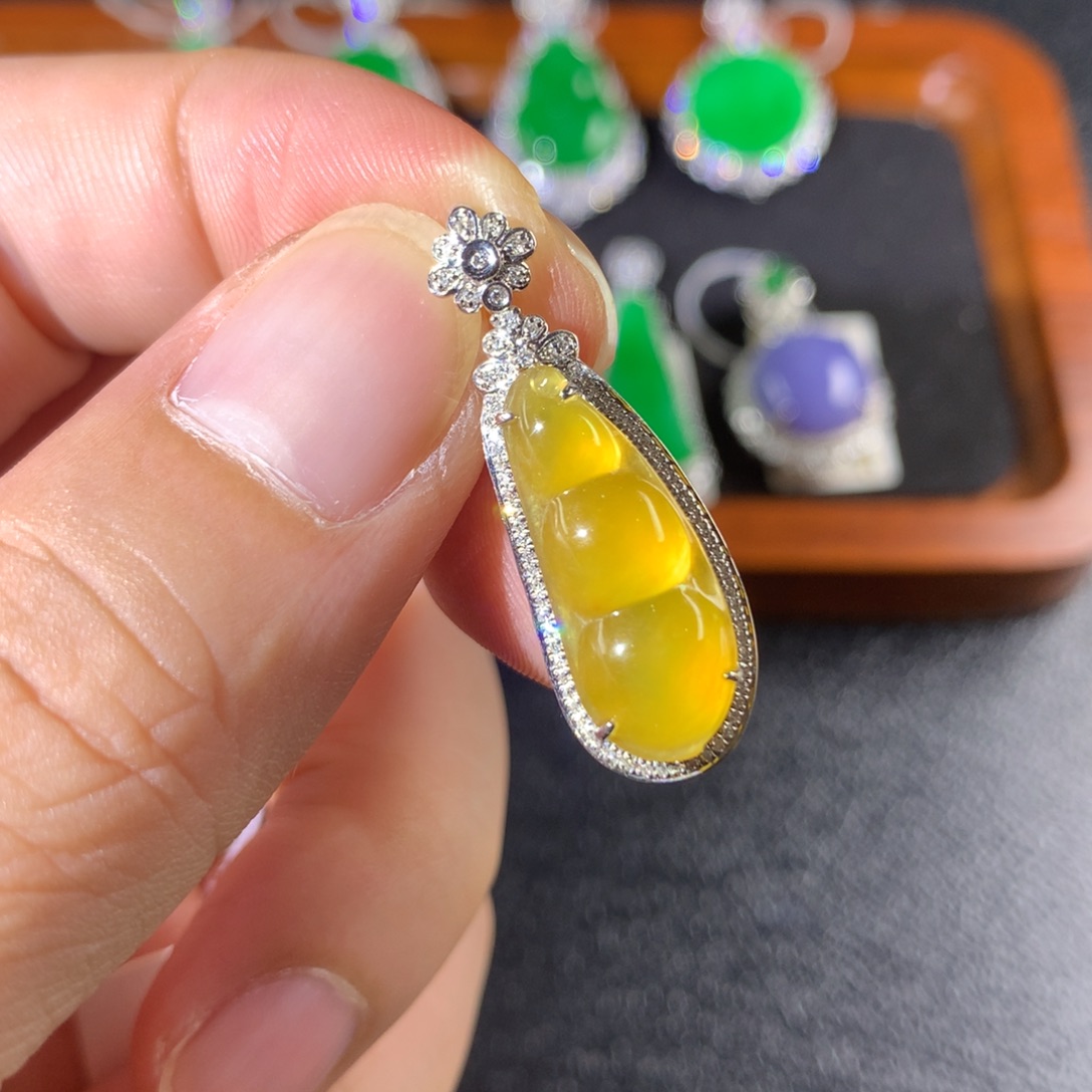 翡翠18K金镶嵌颈饰翡翠