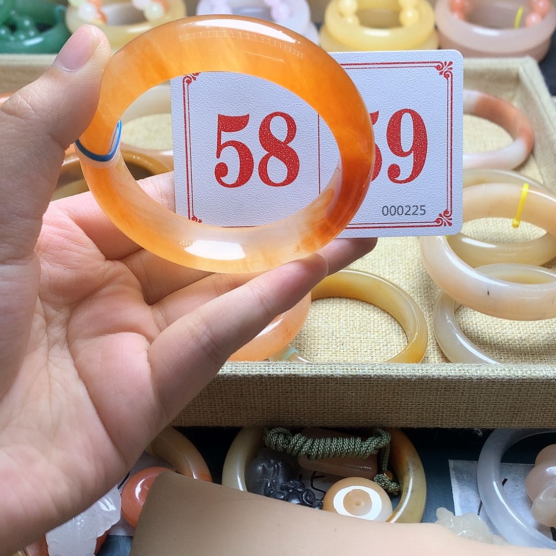 未镶嵌石英质玉（黄龙玉）手镯