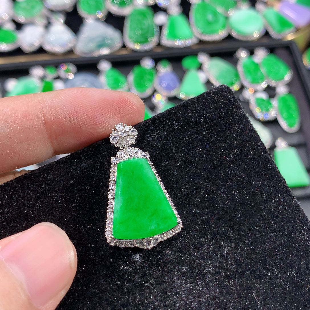 翡翠18K金镶嵌颈饰