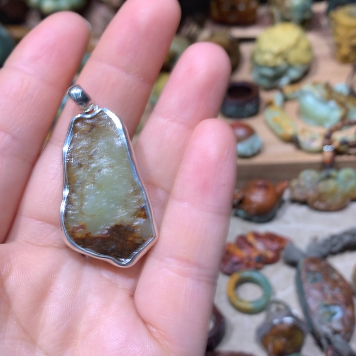 未镶嵌岫岩河磨玉（透闪石质玉）挂件文**客