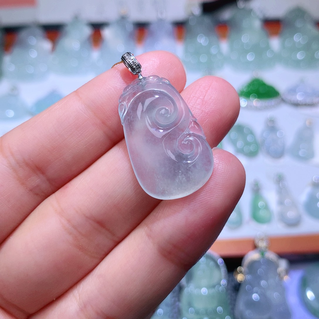 颈饰18K金镶嵌翡翠如意