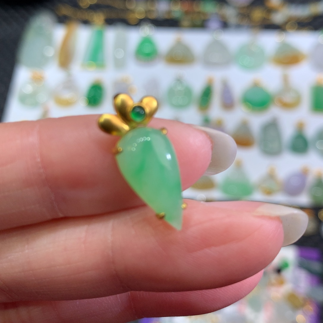 翡翠颈饰18K金镶嵌翡翠吊坠的未镶嵌