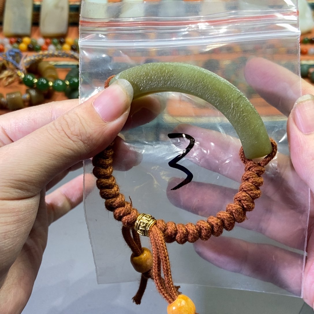 和田玉颈饰未镶嵌元*