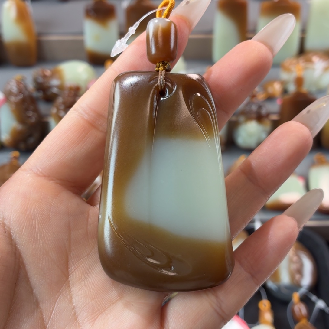 人***人和田玉未镶嵌颈饰