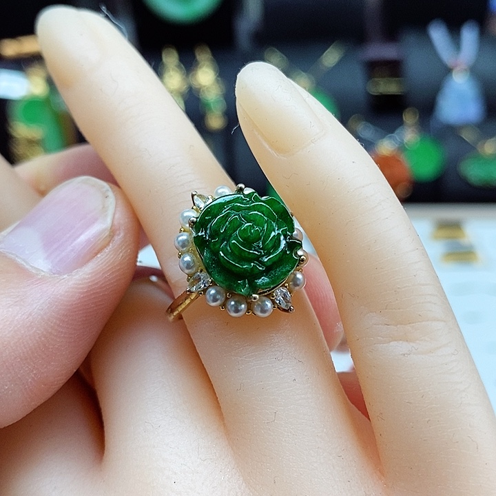 翡翠颈饰未镶嵌戒指