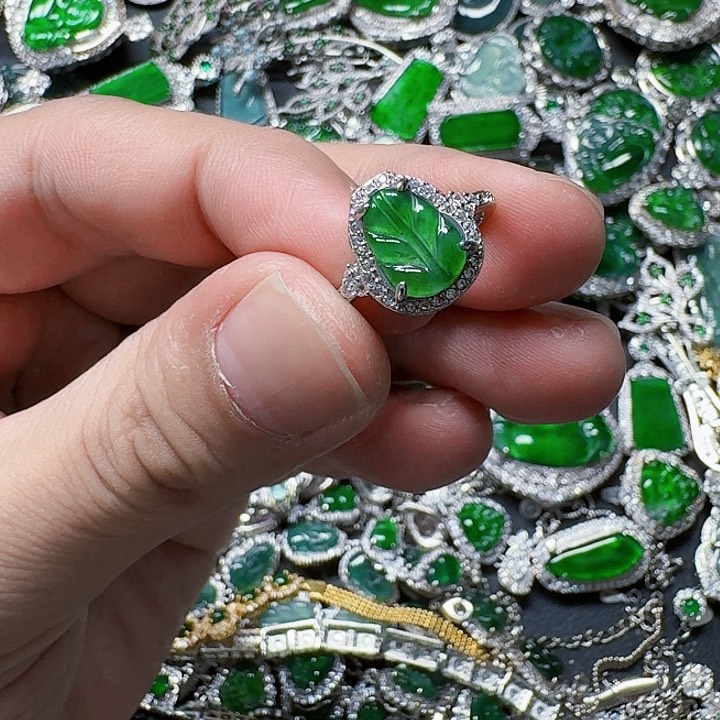 翡翠颈饰未镶嵌天然A货翡翠放漏