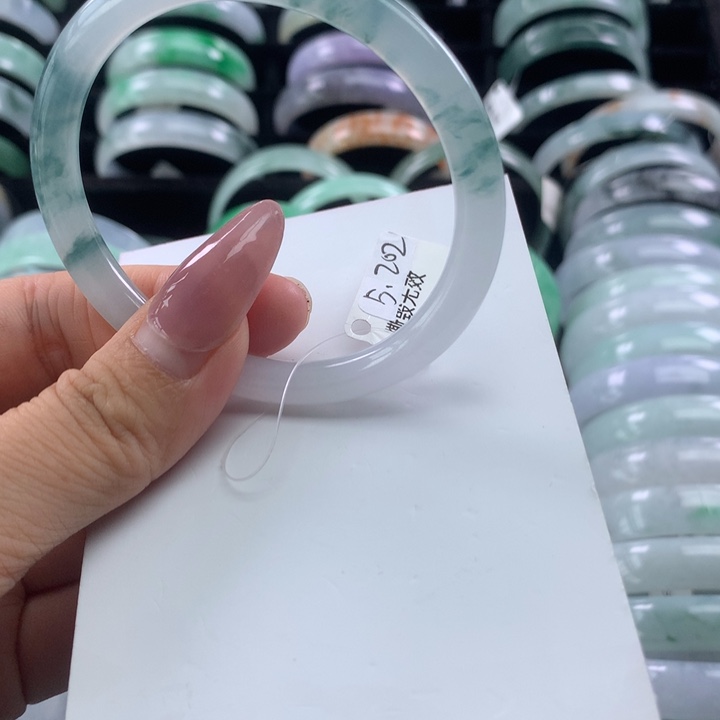 翡翠手镯未镶嵌贵妃