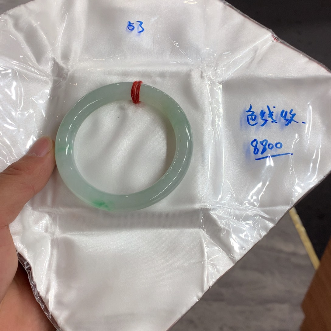 翡翠手镯未镶嵌有瑕