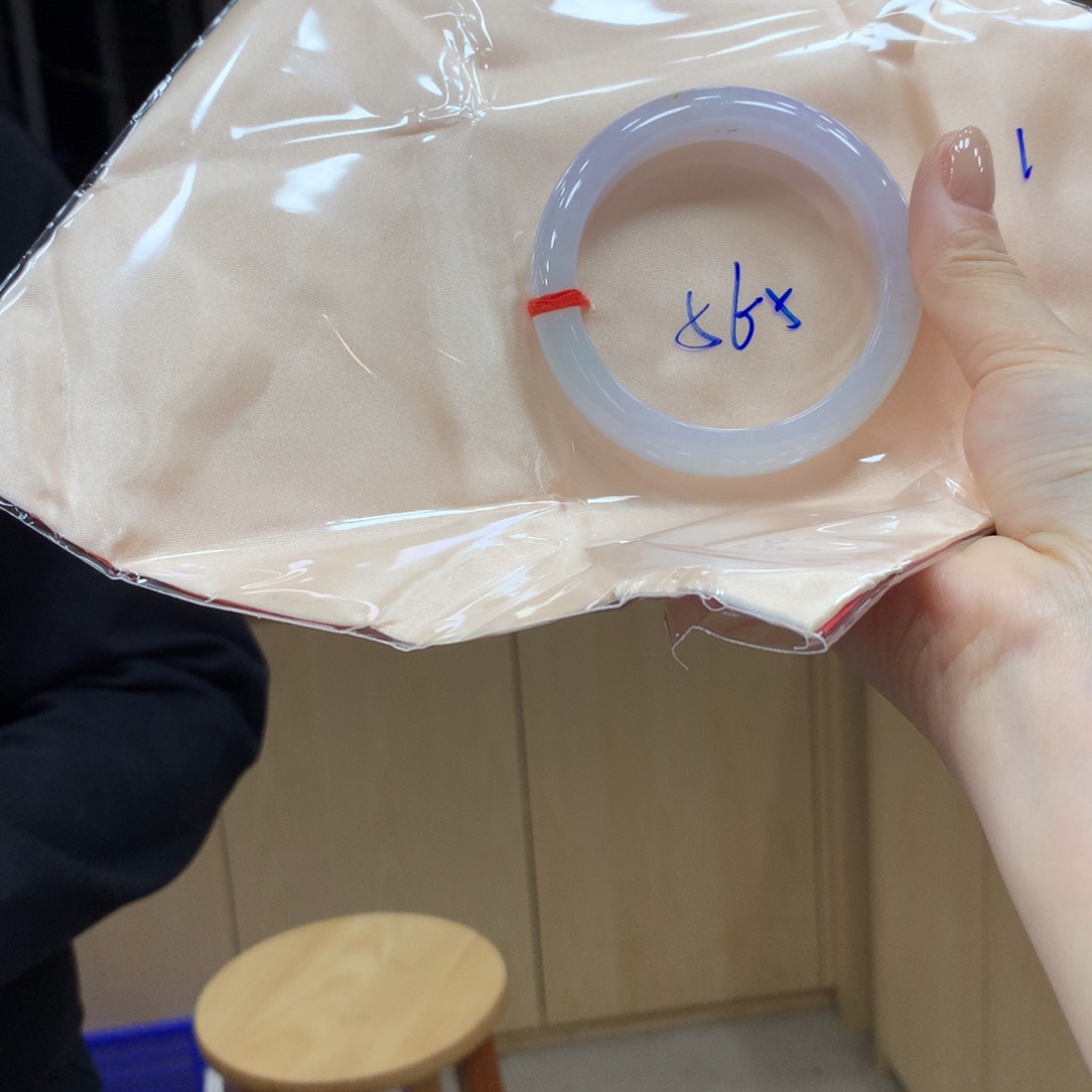 翡翠手镯未镶嵌不退不换