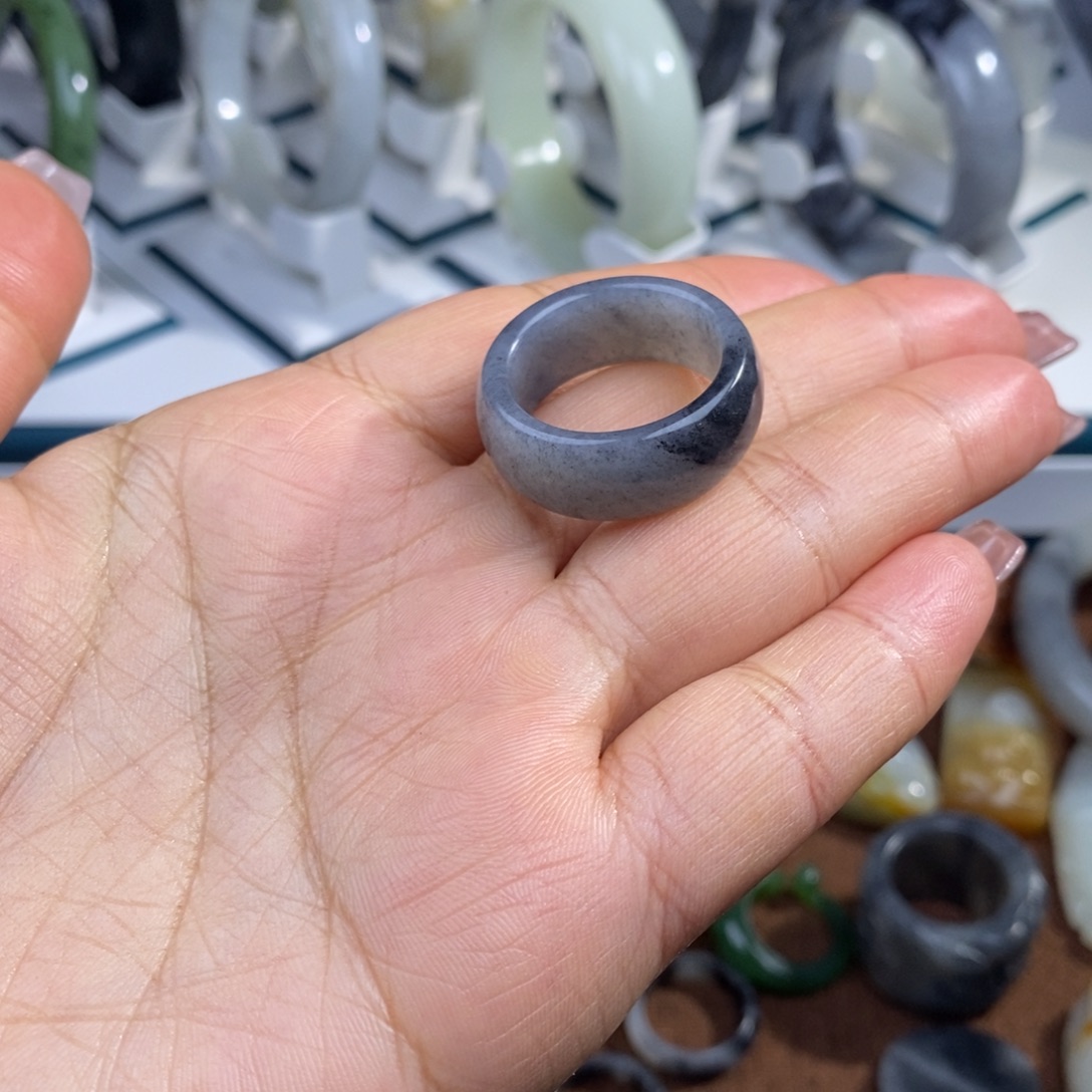 晚***姐和田玉未镶嵌颈饰