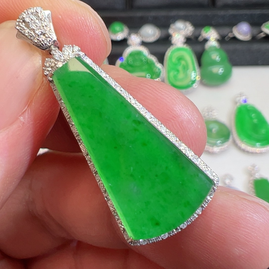 翡翠吊坠(不含链)18K金镶嵌