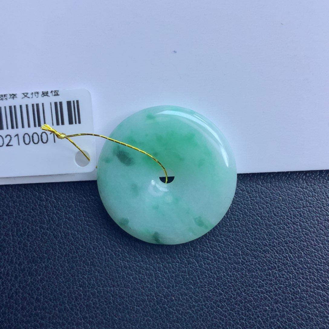 翡翠颈饰未镶嵌平安扣