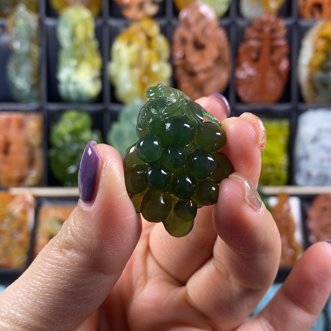 蛇纹石玉颈饰合金