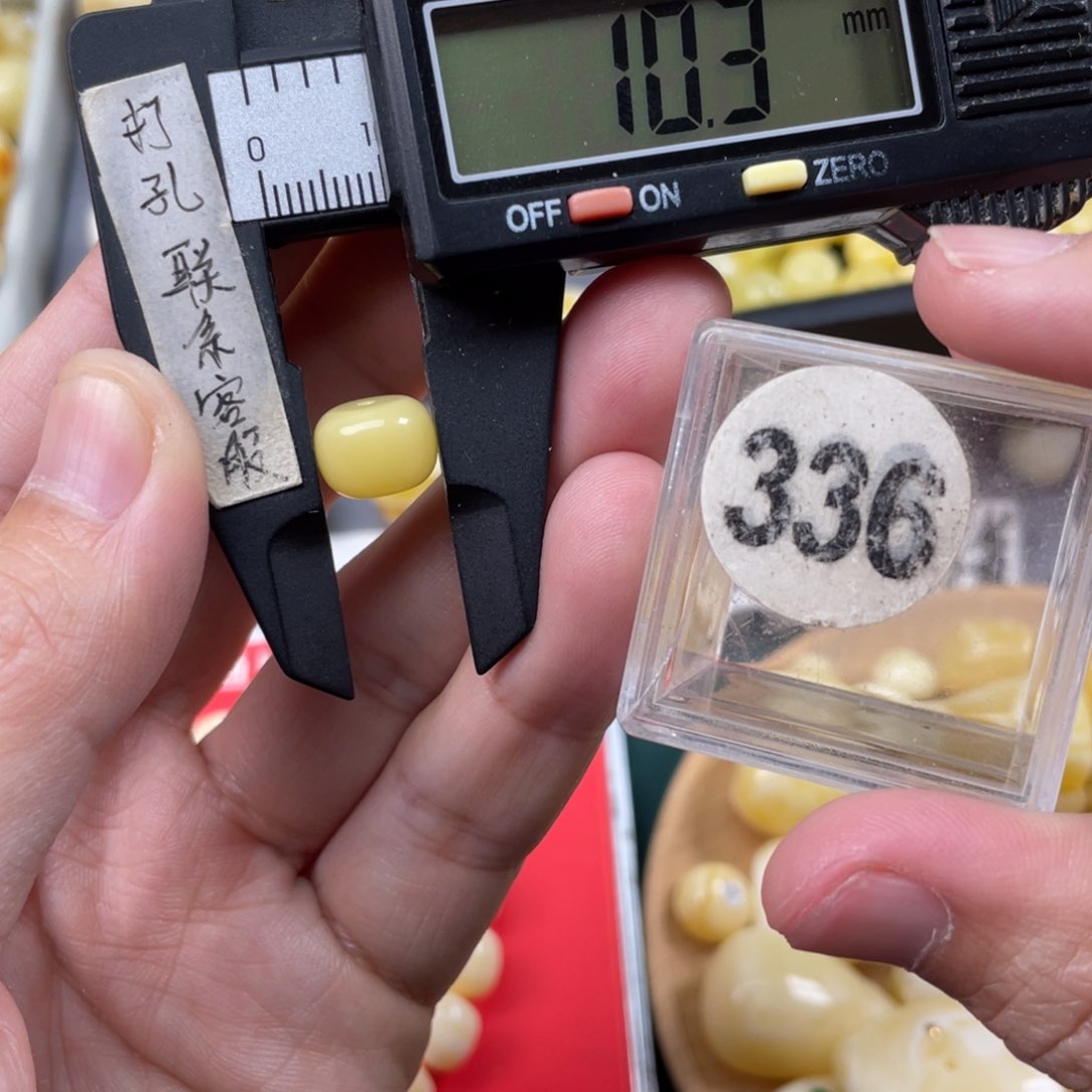 蜜蜡珠宝奇石未镶嵌