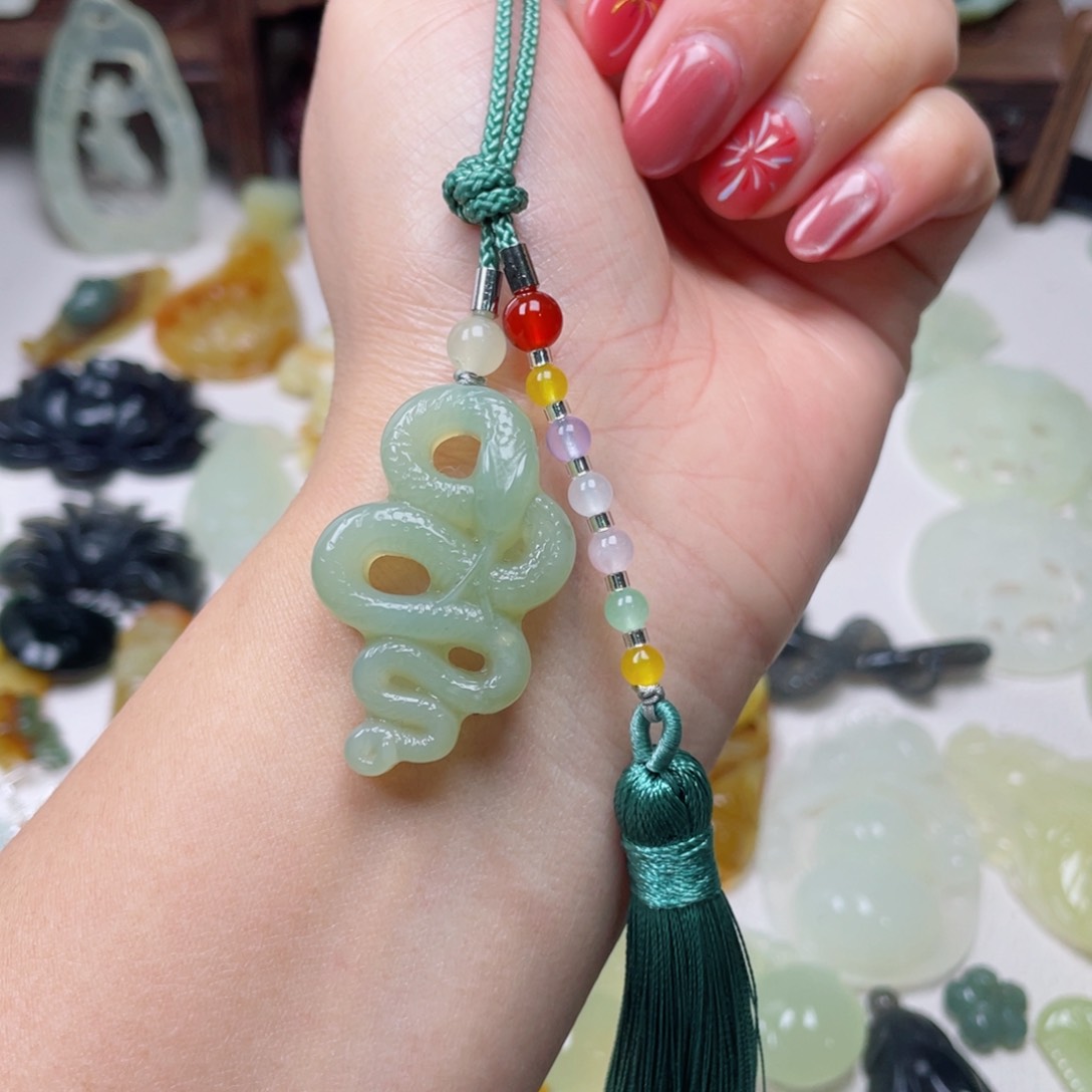 蛇纹石玉颈饰未镶嵌