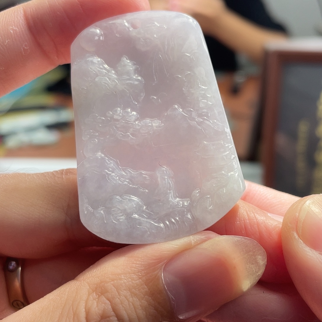 翡翠未镶嵌颈饰有裂