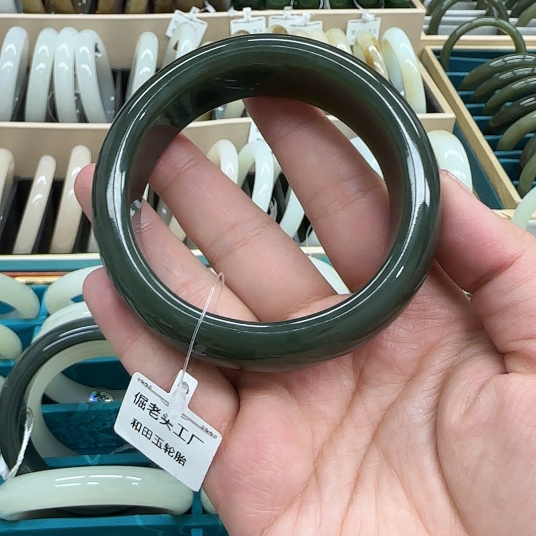 和田玉手镯未镶嵌龙*