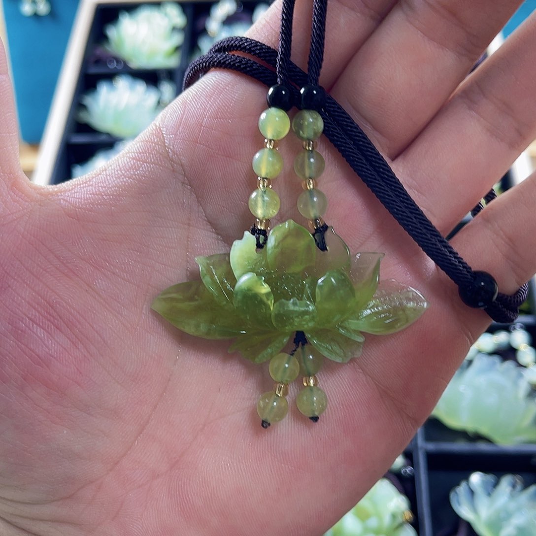 蛇纹石玉颈饰未镶嵌