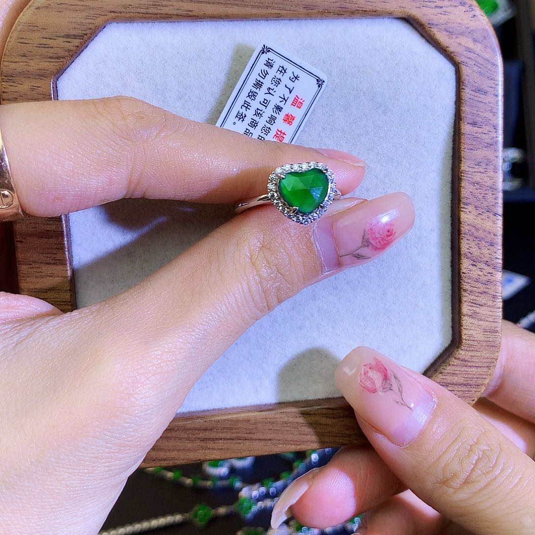 翡翠戒指银S925镶嵌天然翡翠爱心戒指