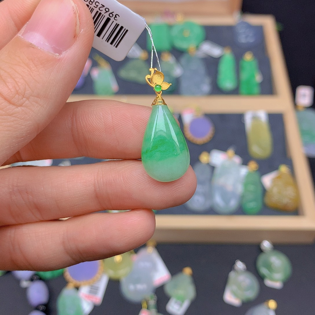 翡翠颈饰18K金镶嵌翡翠