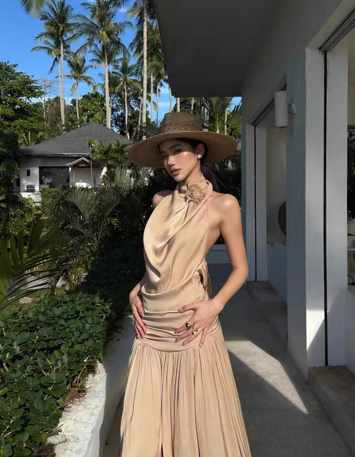 【伊顿美神】杏色荡领连衣裙度假风收腰显瘦无袖挂脖吊带长裙