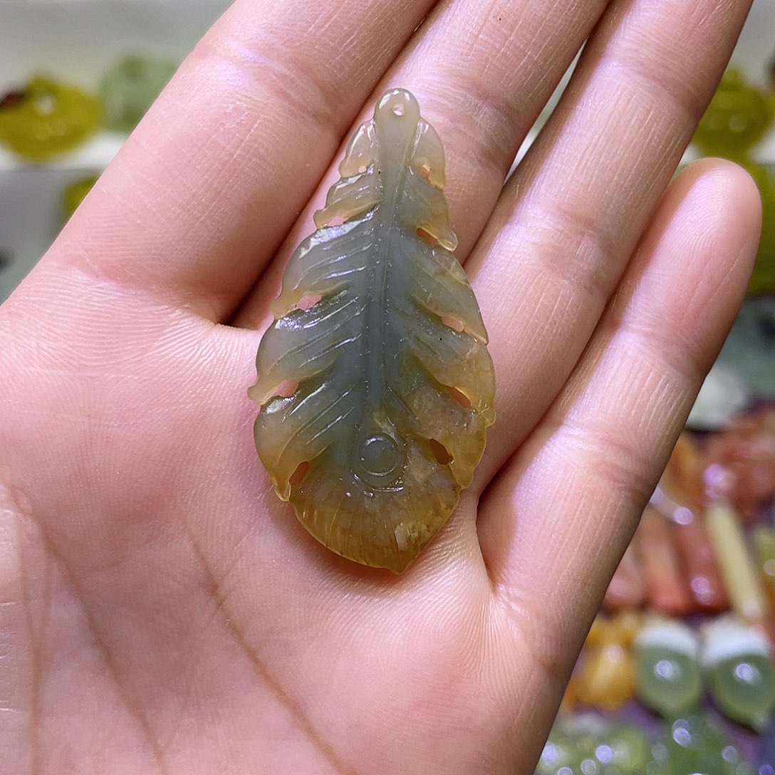 蛇纹石玉颈饰未镶嵌