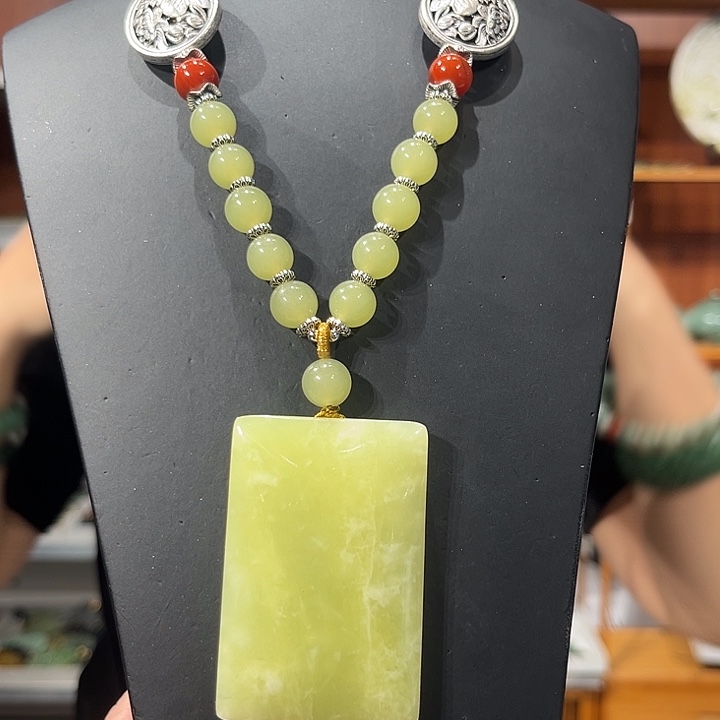 颈饰未镶嵌和田玉（糖玉）