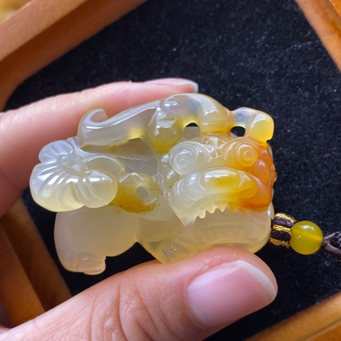 石英质玉（黄龙玉）颈饰未镶嵌