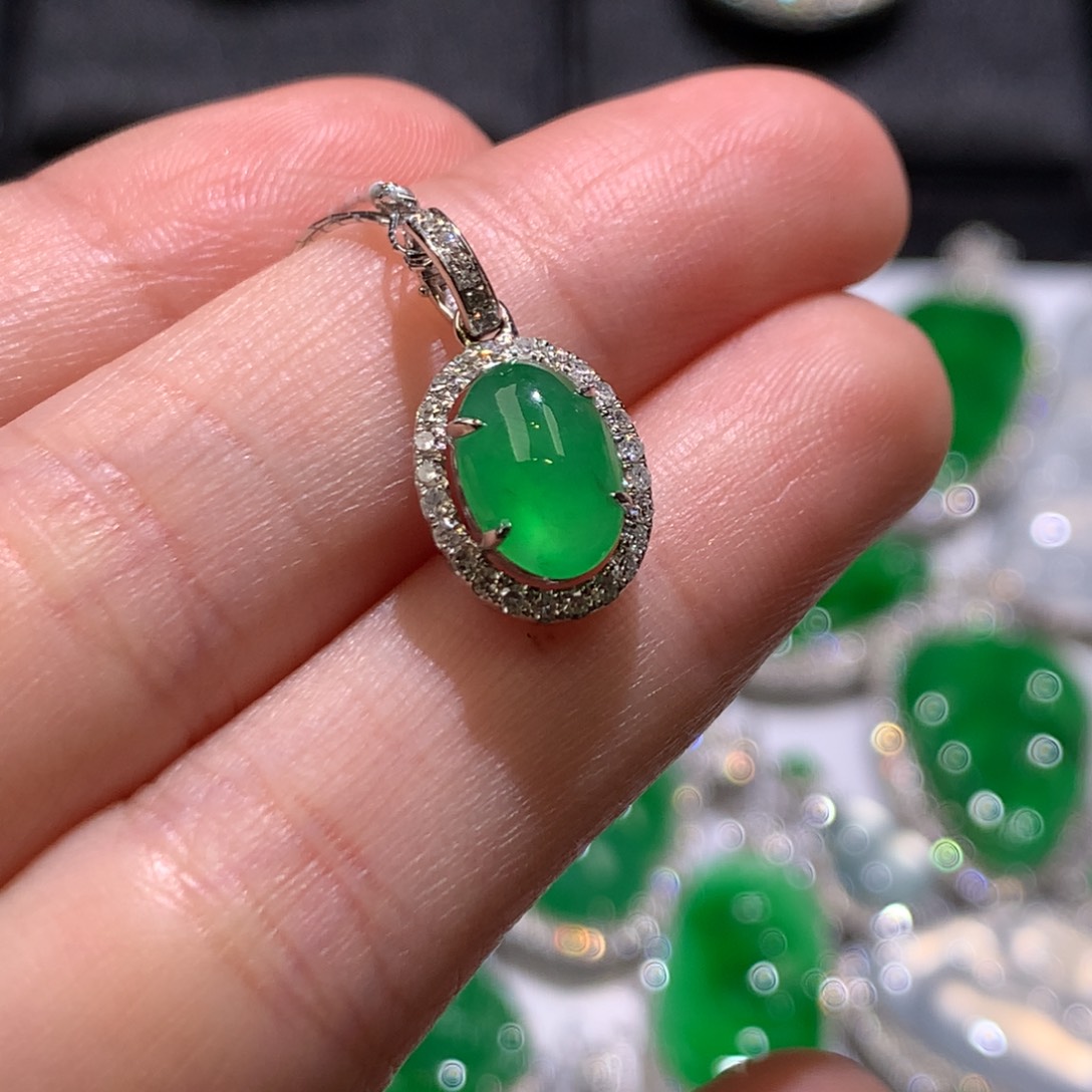 翡翠颈饰18K金镶嵌吊坠