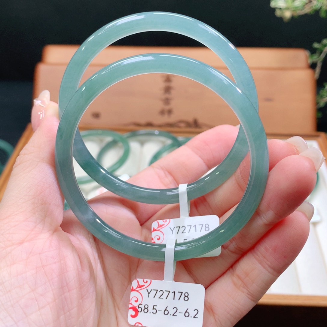 翡翠手镯未镶嵌天然