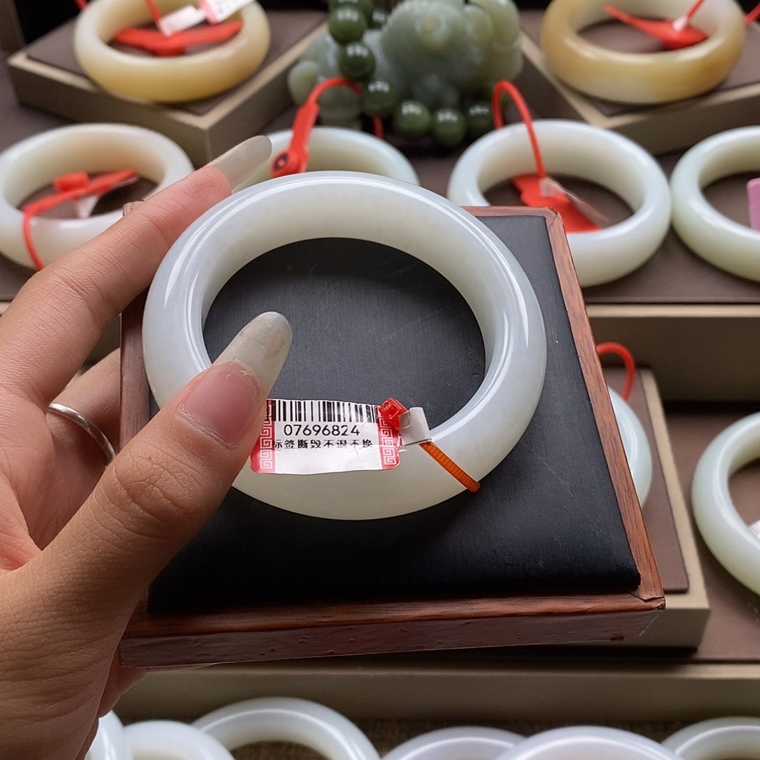 未镶嵌手镯和田玉明*