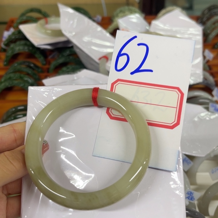 随***心和田玉未镶嵌手镯