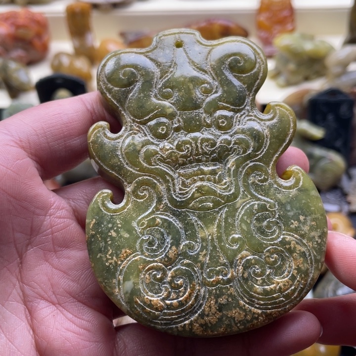 蛇纹石玉颈饰未镶嵌