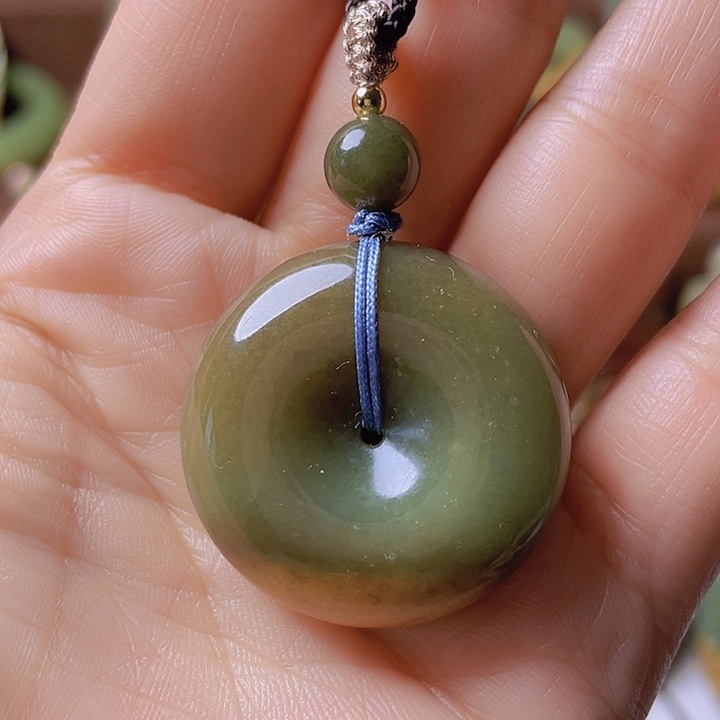 未镶嵌岫岩河磨玉（透闪石质玉）挂件