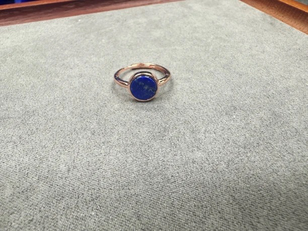 高档镶嵌青金石戒指规格9*3.2左右