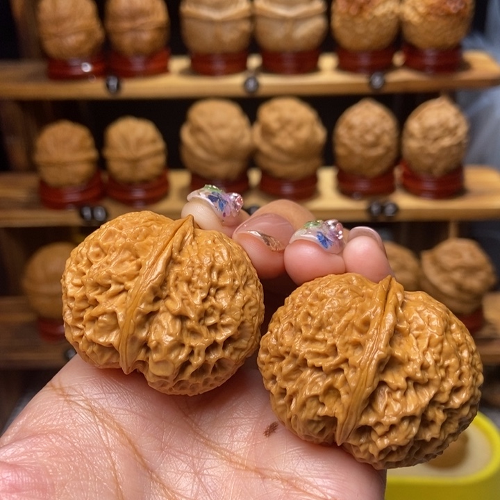 文玩核桃吊坠珊瑚17