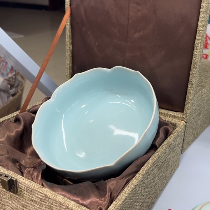 微瑕天青莲花茶洗带盒子