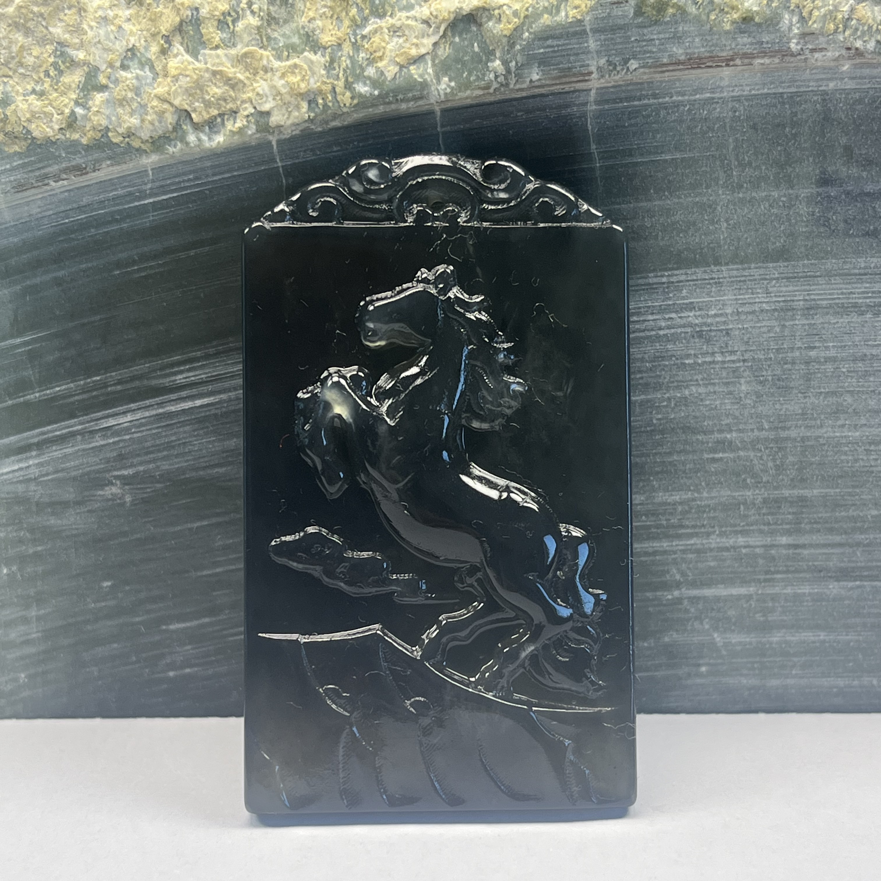 精美天然岫玉马到成功挂件男女通用。尺寸53.4*31.3*6.2