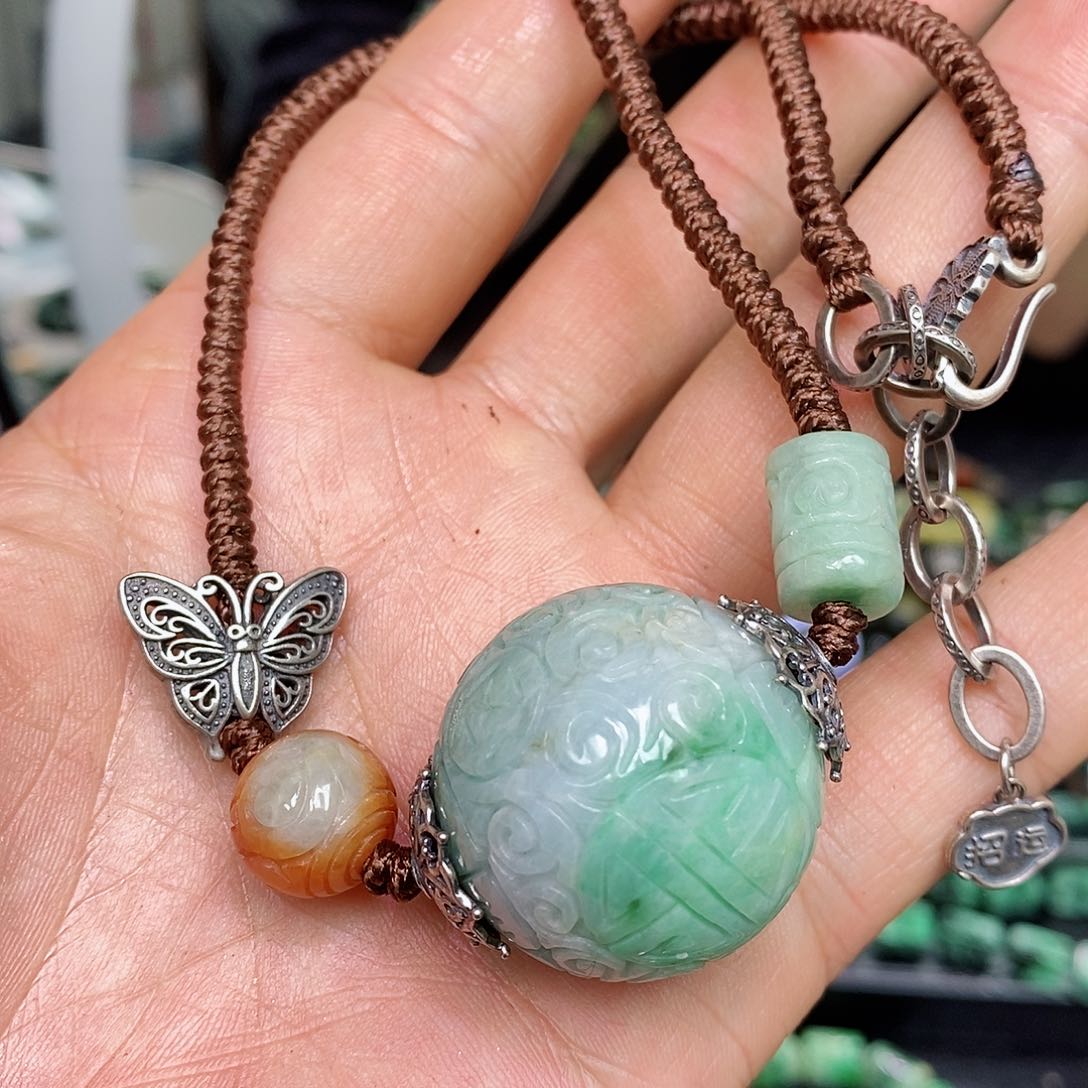 翡翠未镶嵌颈饰漂亮美眉