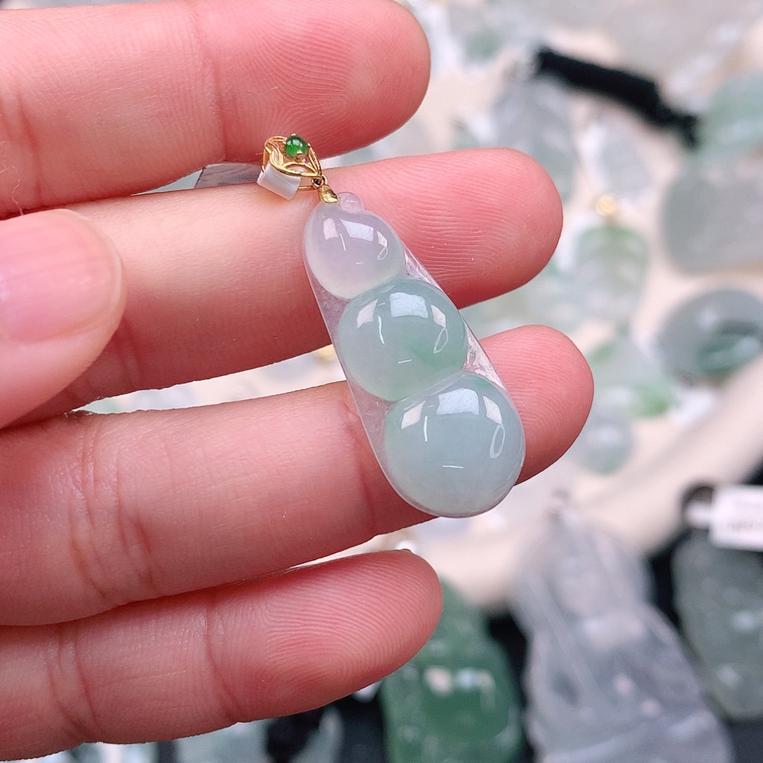 翡翠颈饰18K金镶嵌飘绿豆子