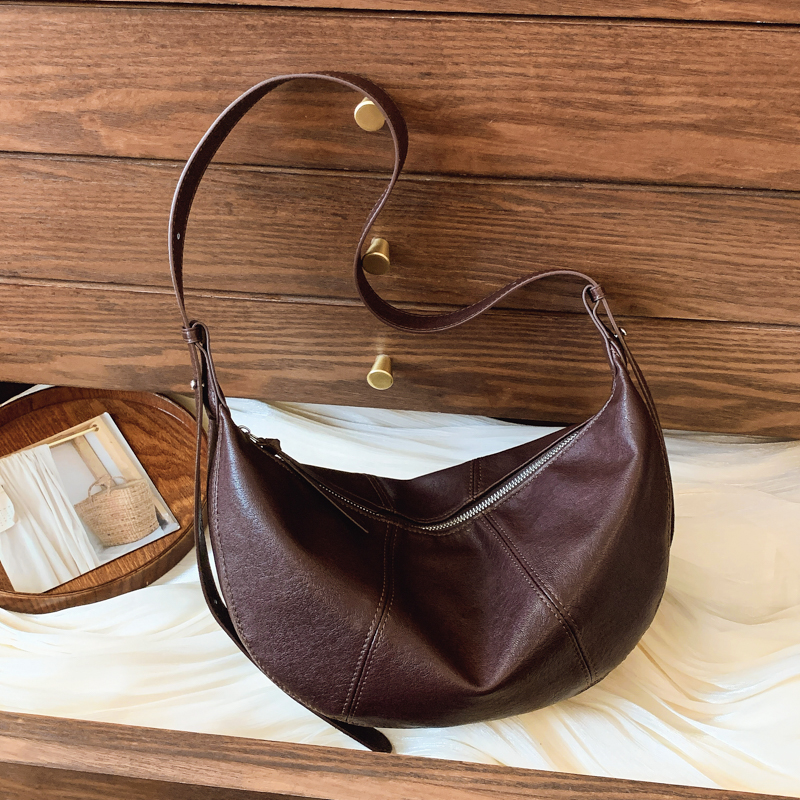 包女2025春夏新款单肩腋下包复古斜挎牛角包大容量纯色洋气饺子包