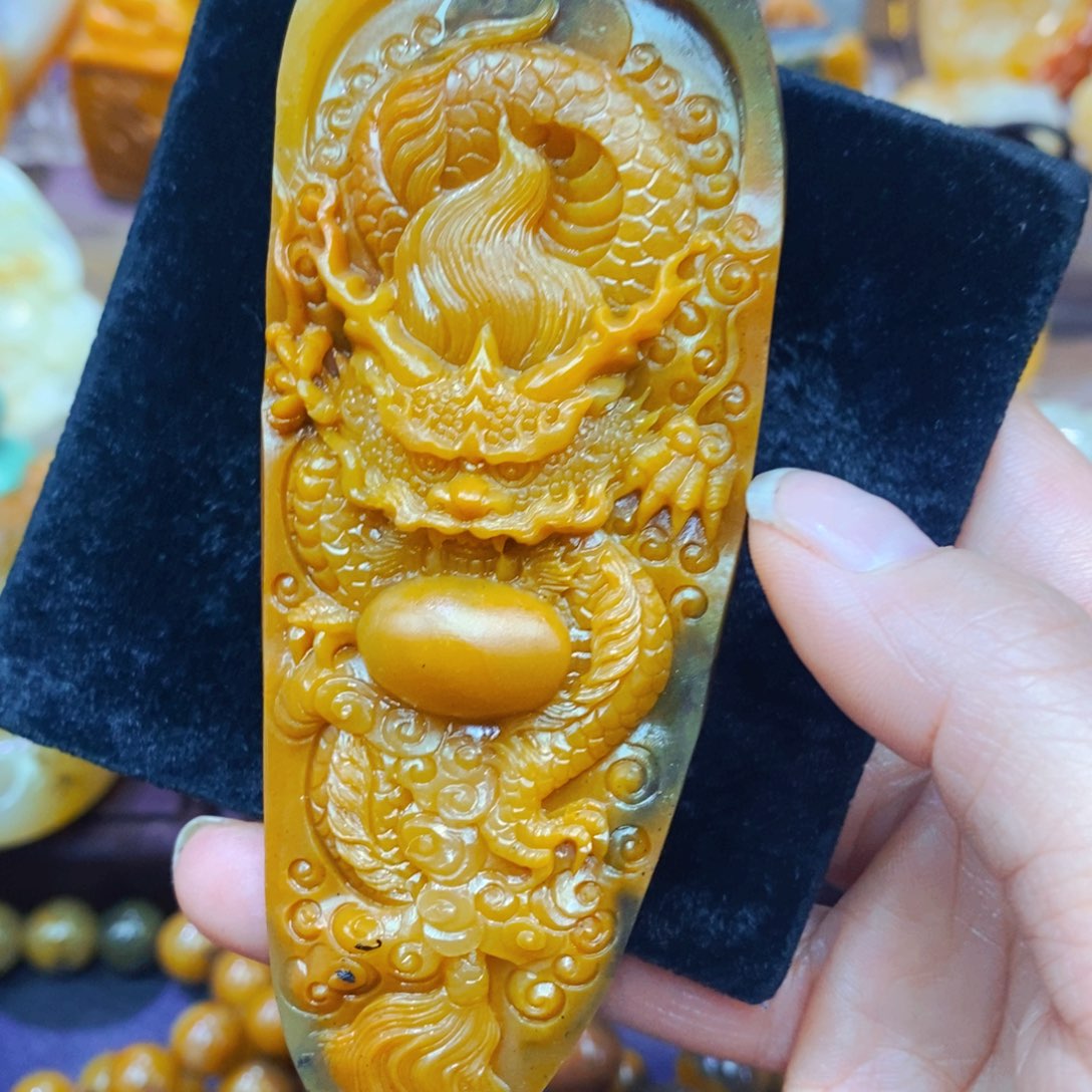 未镶嵌石英质玉（黄龙玉）颈饰