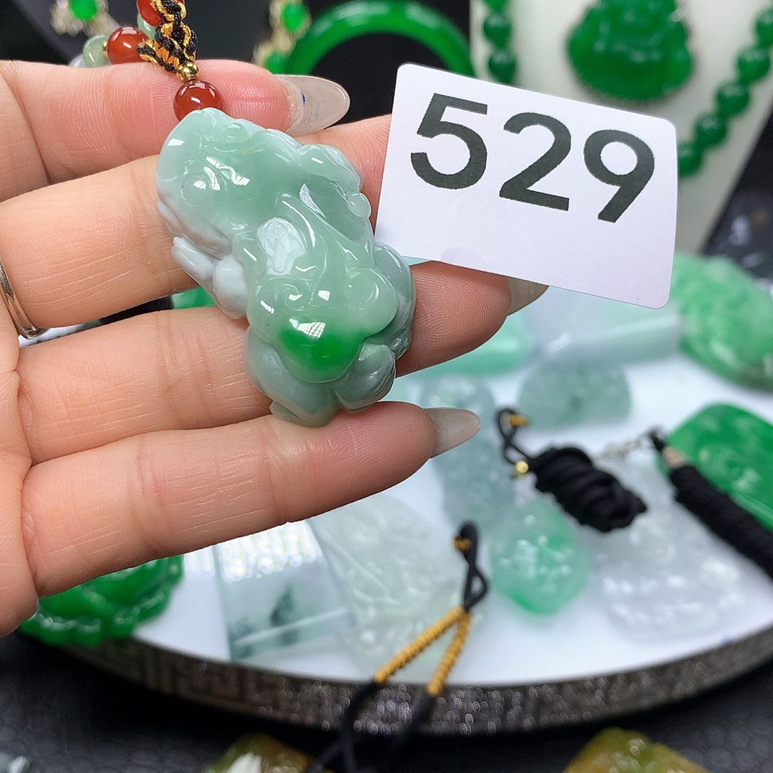 翡翠吊坠(赠链)未镶嵌