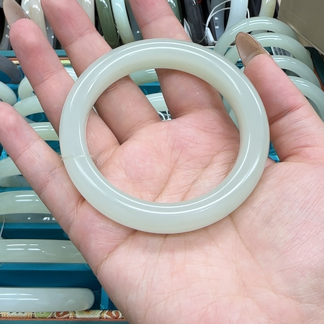 和田玉手镯未镶嵌是****啊