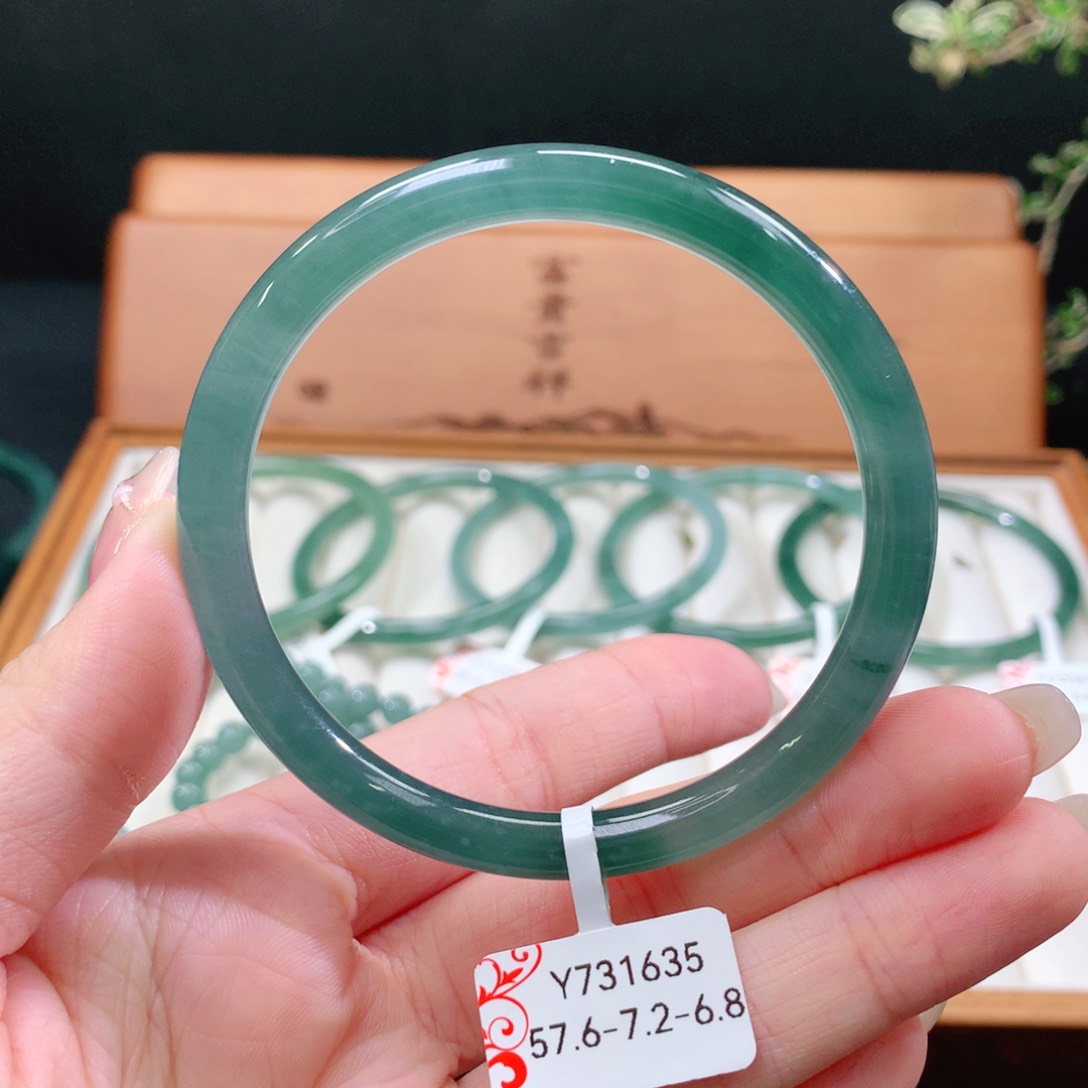 翡翠手镯未镶嵌天然