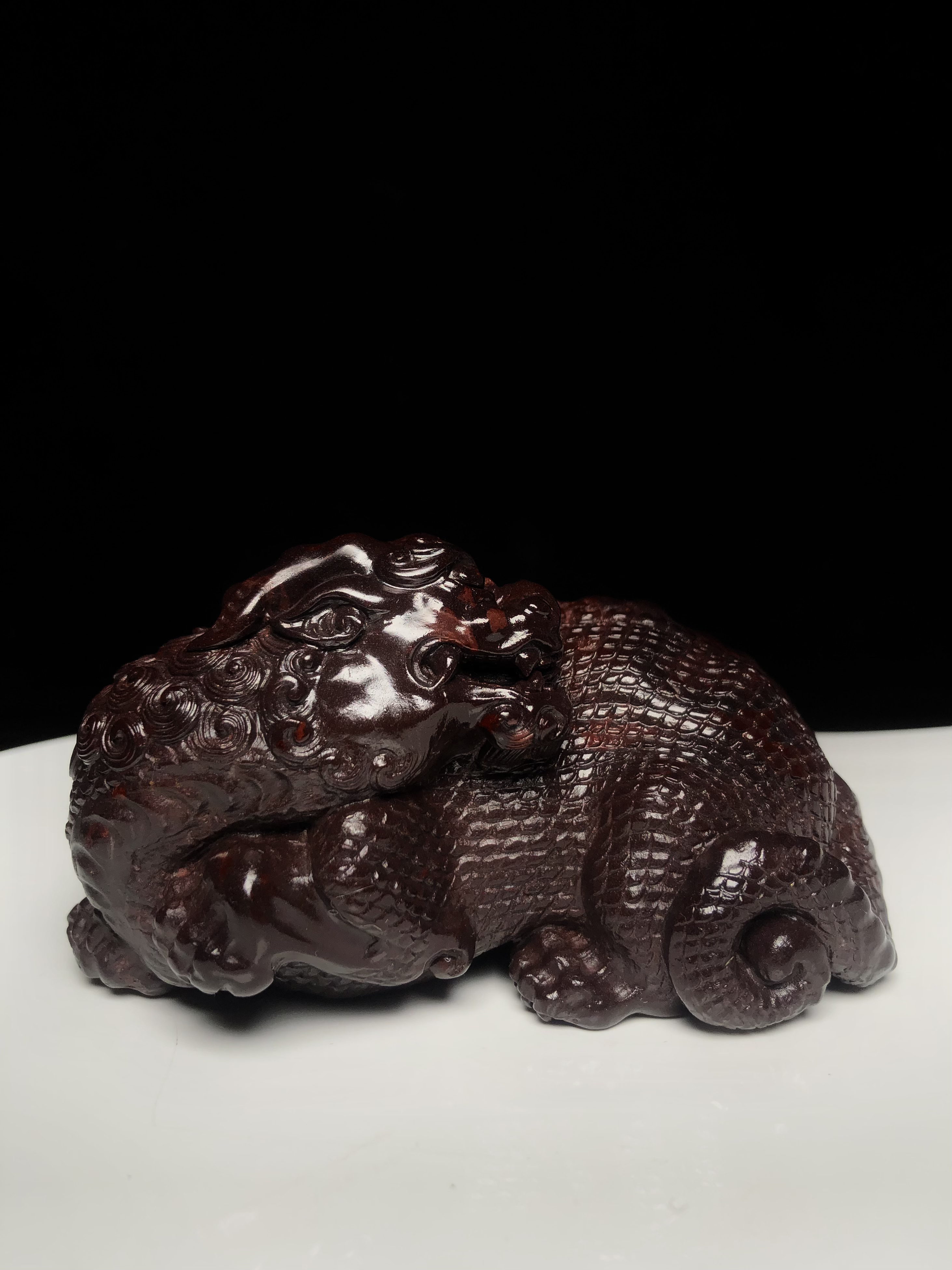 寿山月尾紫带金砂瑞兽手把件