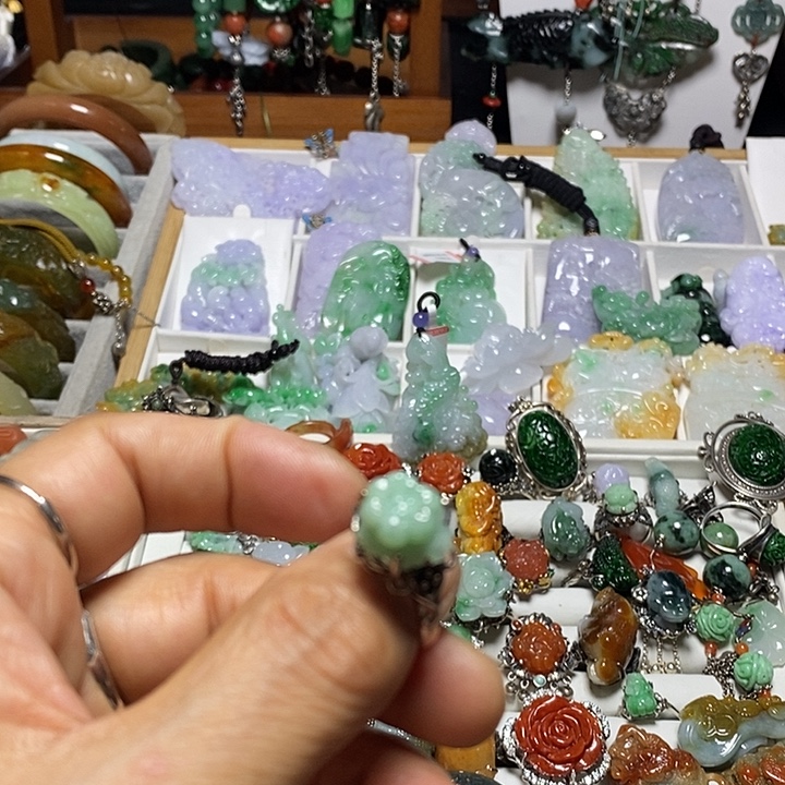 朱***力翡翠未镶嵌吊坠(赠链)