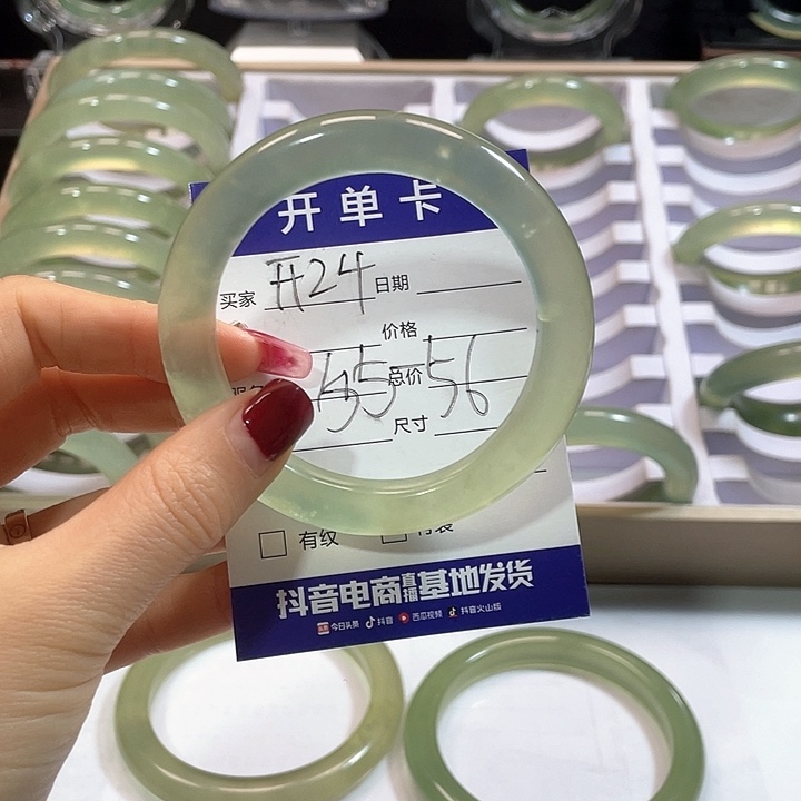 蛇纹石玉手镯未镶嵌落*?