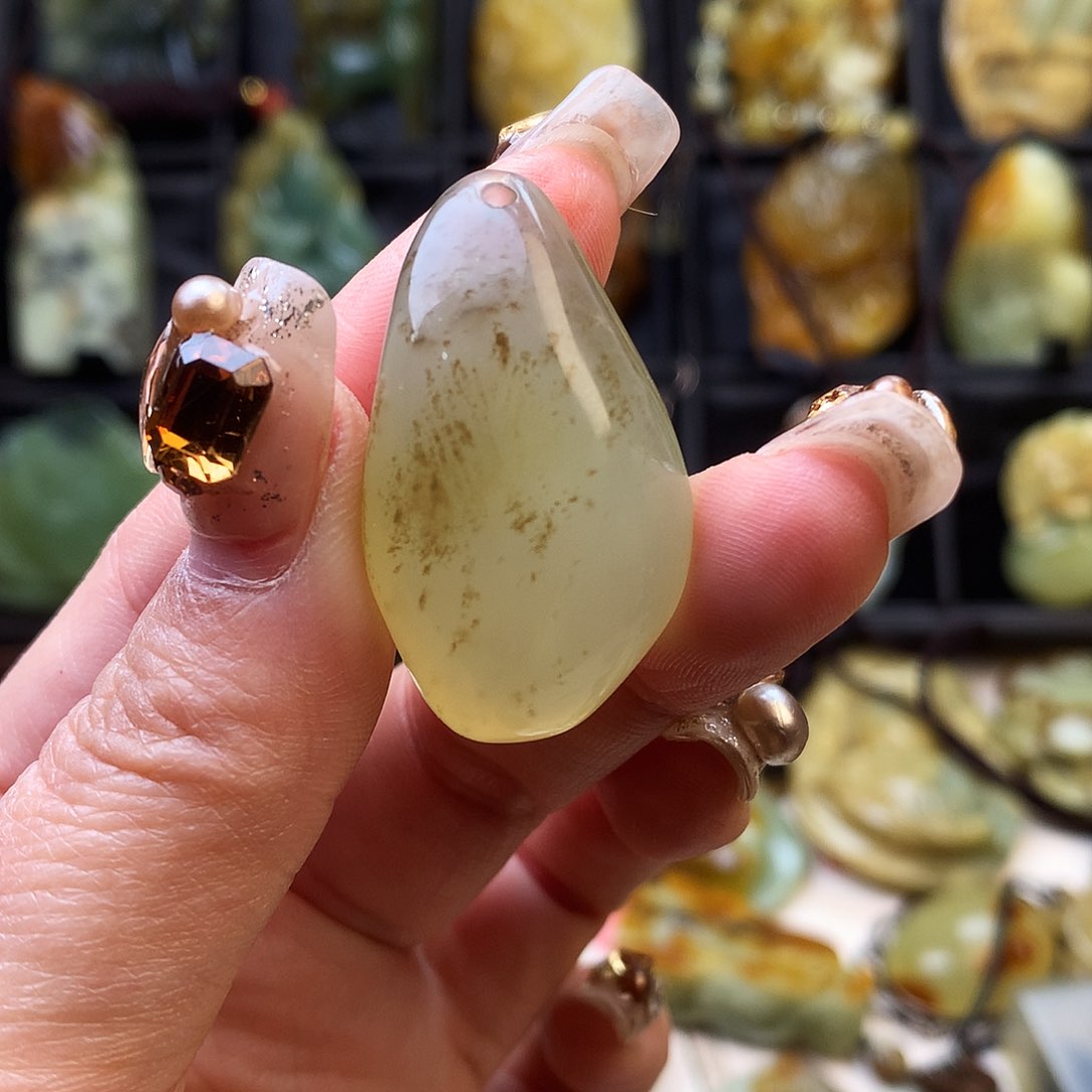 蛇纹石玉颈饰未镶嵌