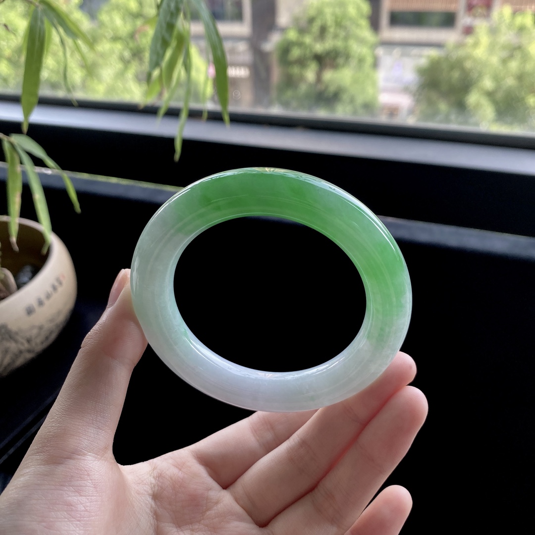 好色珠宝  圈口54缅甸老坑A货细糯种阳绿圆条女款翡翠手镯